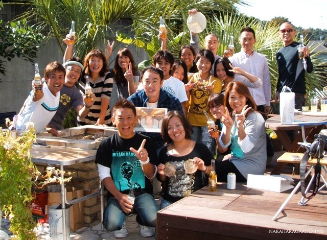 仲間をよんで庭でワイワイとBBQを楽しんでいます！