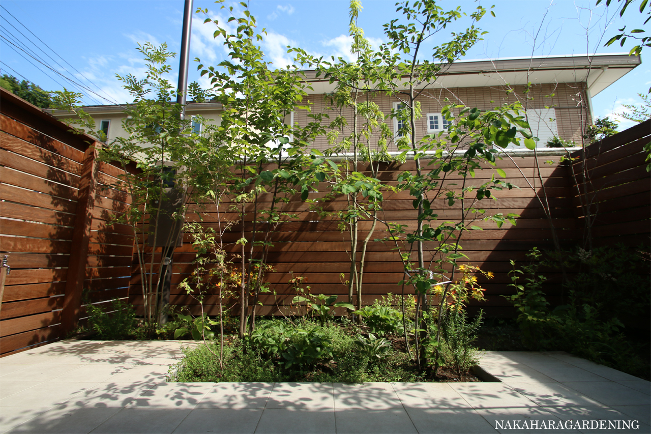 新着情報　お庭御施工事例　目線を気にせずプライベートガーデンを楽しむお庭（ウッドフェンス写真）
