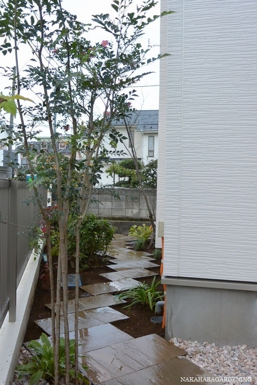 通路のような限られたスペースを奥行き感のある庭に変える方法 東京都 府中市 原 真理子様