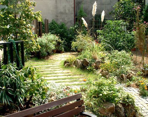 花壇用の石が積まれ 敷石やレンガが並べられ 枕木の間には芝生も植えて 洋風の庭になりました 立体感のある庭が心を癒してくれます 神奈川県 大矢 様 花壇用の石が積まれ 敷石やレンガが並べられ 枕木の間には芝生も植えて 洋風の庭になりました 立体感のある庭が心を癒してくれます 神奈川県 大矢 様