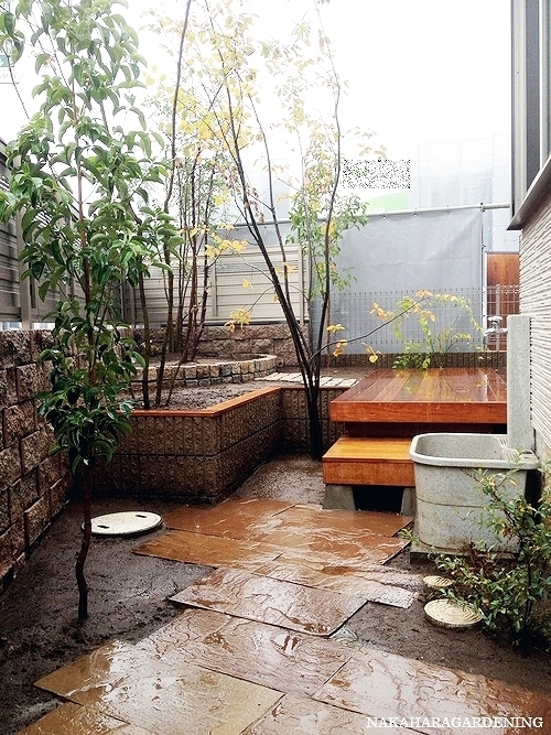 全面 土だけだった庭が 立体的な庭に変身 ２つの庭と５層の花壇を楽しむ 埼玉県 ｔ ｙ 様邸